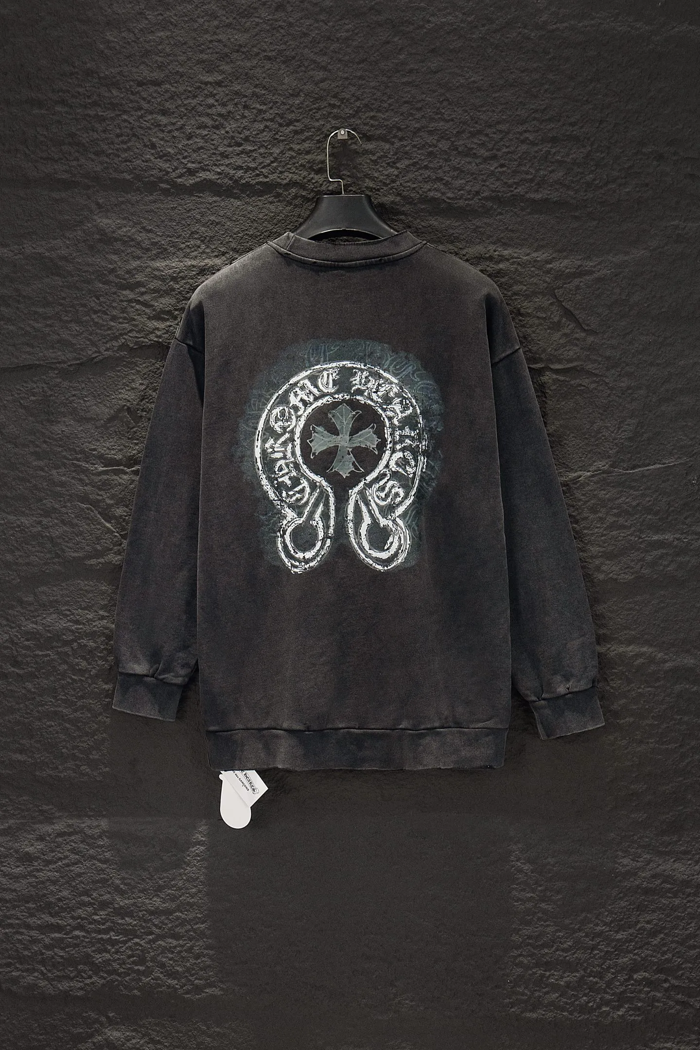 P270 🆕Chromehearts distressed and fried hooded sweatshirt. The os version is really charming. Chromehearts is also really unique. Every new season has the best version. It is very practical and can be worn casually. Nice✔️ - ⚠️100% cotton. Made of custom-dyed terry cotton sweatshirt surface, 420g double-ply double yarn, comfortable to the touch. Made from imported knitting needle carded cotton, the thickness is moderate, drapey and contoured, making the upper body comfortable! ! It is very tolerant to fat body types and can instantly lose five pounds after wearing it!  The front cuffs and back chest are made of direct-injection printing environmentally friendly glue material, using a mechanized printing process. Mechanical printing has high precision, the positioning accuracy can reach ±0.02mm, and the quality is stable.  The body is treated with frayed elements, which greatly increases the interest of the clothing; it has a unique visual effect.  Pants hem Loose closing Double-layer fabric Good closing effect Exquisite hemming Color: washed black, fried gray Size: S-M-L-XL